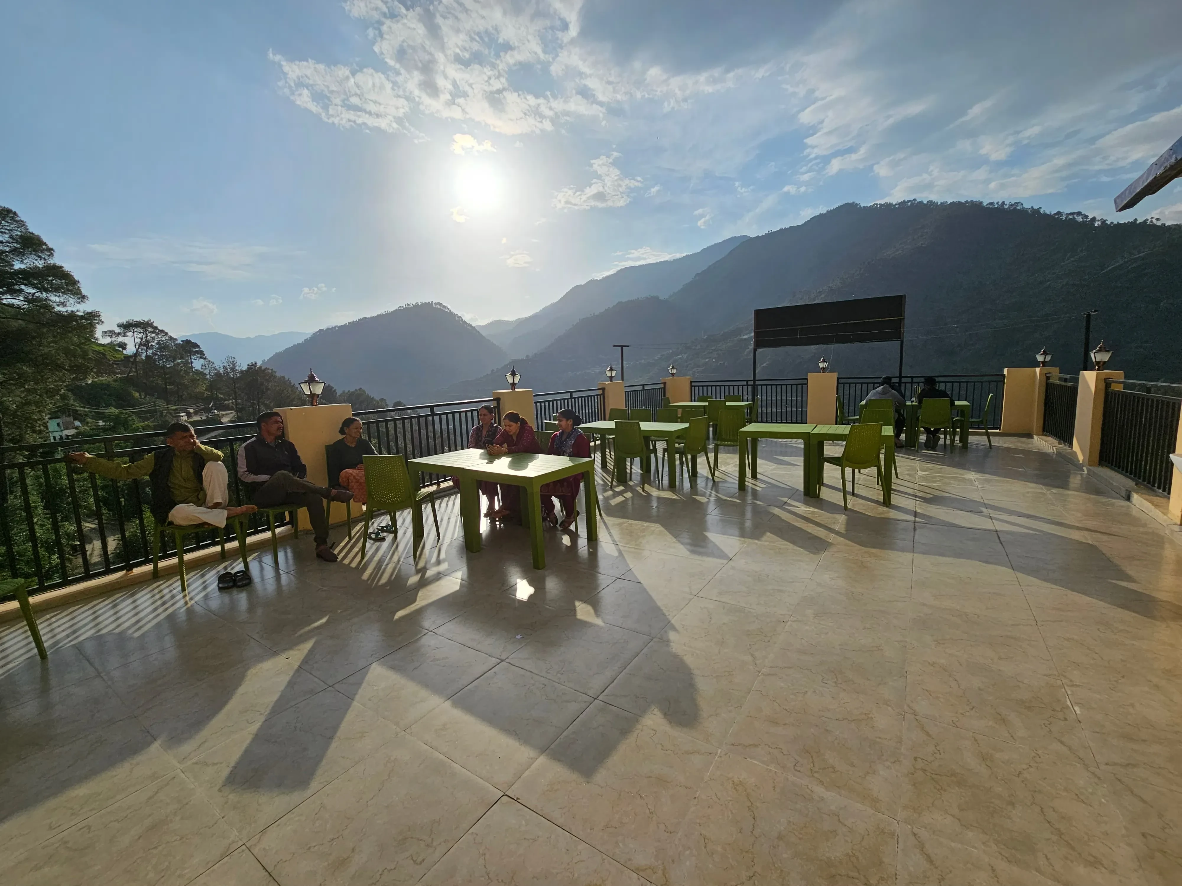 Hotel Necklace Moon Barkot [Restaurant / Dining Area Open Roof]