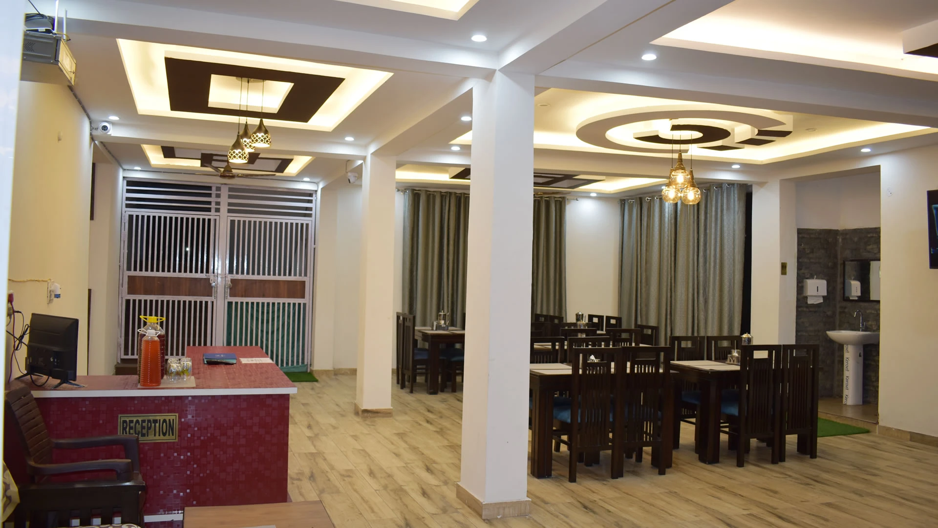 La Monal Hotel Barkot [Restaurant / Dining Area]