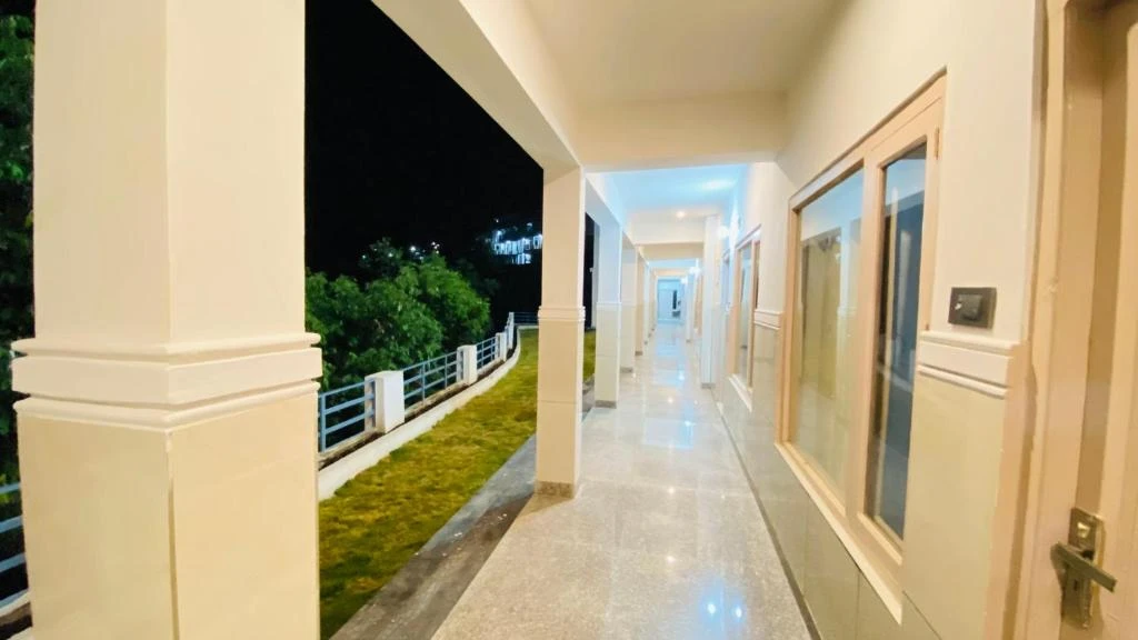 PINE HILLS RESORT & RESTAURANT Barkot [Hotel-corridor]