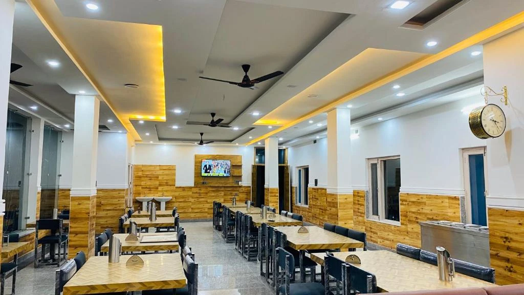 PINE HILLS RESORT & RESTAURANT Barkot [Restaurant / Dining Area]
