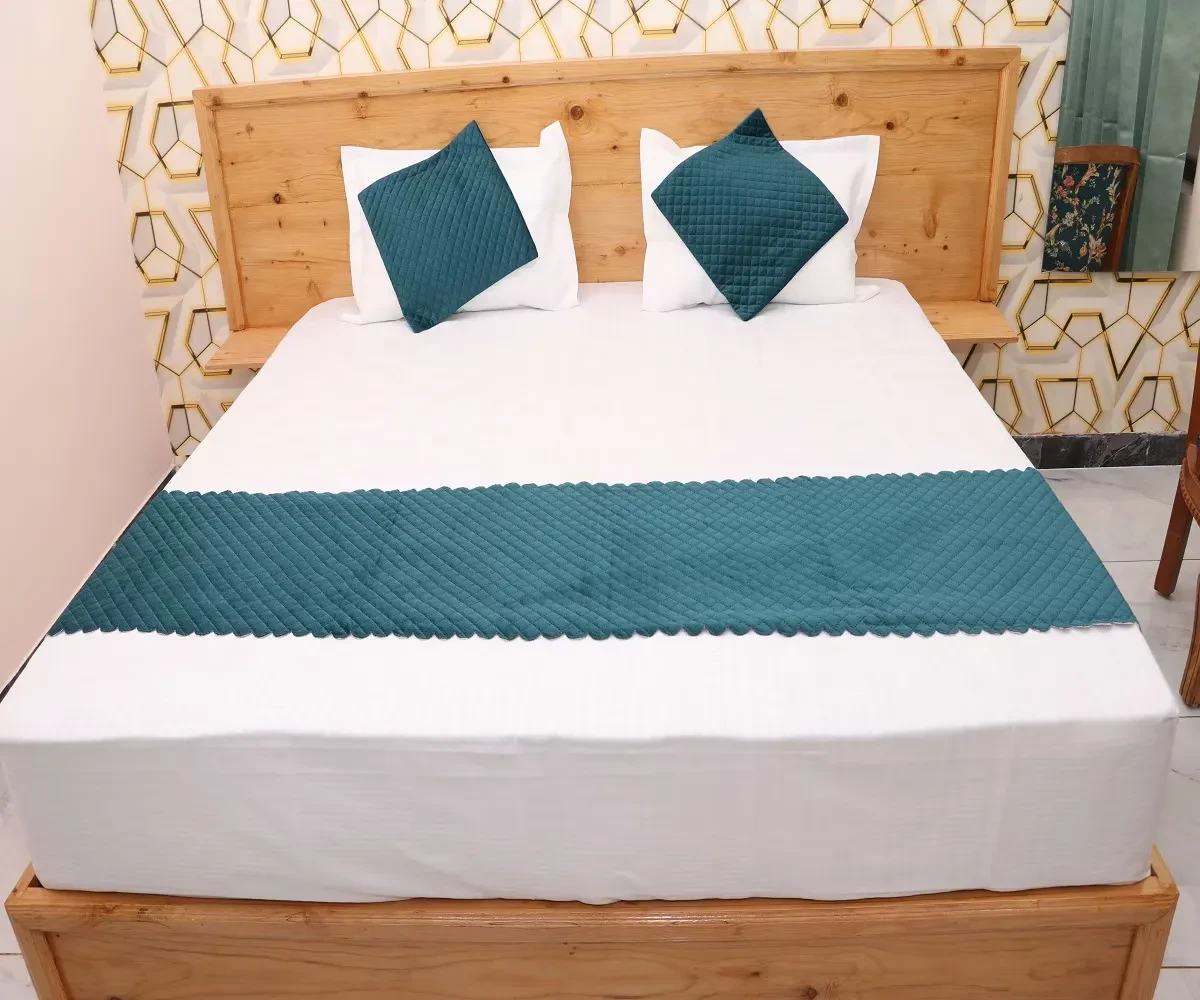 Hotel Necklace Moon Barkot [Full Bed View]