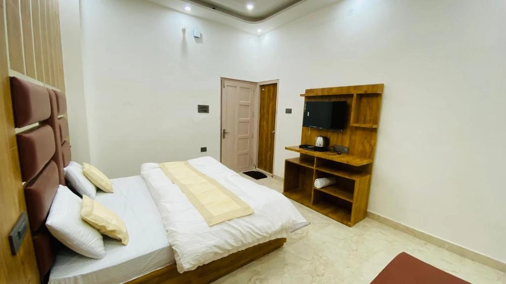 PINE HILLS RESORT & RESTAURANT Barkot [Flat Screen TV]